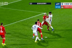 VAR看了6分钟！基莱斯、黄锐锋争抢中双双手球，裁判认定不是点球