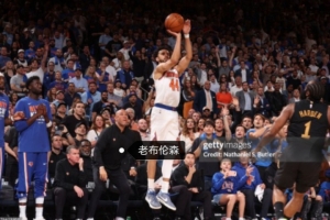 被点麻了！纽约记者晒图：布伦森他爸的防守姿态都比哈登整场要好