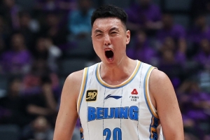 媒体人：翟晓川是真想赢 末节他带领老哥几个惊出上海一身冷汗