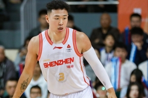 媒体人：贺希宁破包夹不力非能力问题而是经验问题 他长期打3号位