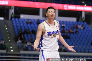 媒体人：昨天的周鹏&今天的翟晓川真令人尊敬 老将永不凋零！