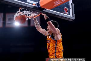 媒体人：张镇麟毫无疑问是阵眼 可能是上海去年休赛期最关键引援