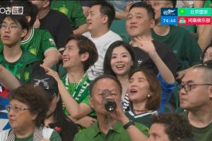 现场观战中超林梦鸽现身北京工人体育场看台