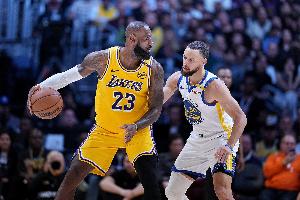 A·史密斯：詹姆斯为何不拿中产联手库里？他们能让NBA火爆全球