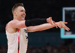 这归化无敌！霍金森16中10爆砍27分4板3助1断2帽 三分6中3