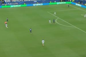 太放松了！佛得角沃齐尼亚多次秀脚下功夫，20分钟过了劳塔罗2次