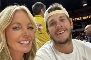 笑容满面！湖人老板珍妮晒与里夫斯场边合影