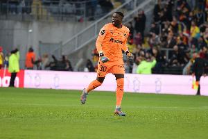 巴黎人报：法国门将桑巴小腿受伤，提前结束了训练