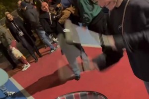 巴黎中场内维斯女友现场化身鼓手激情敲鼓，这颜值是真不错~相关视频