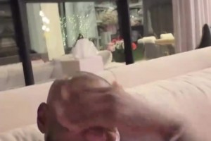 笑死老詹假期剃了光头，还抓两个儿子剃了寸头~相关视频