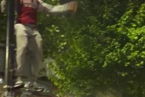 已经是凌晨1点了，酋长球场外丝毫没有停歇的迹象相关视频