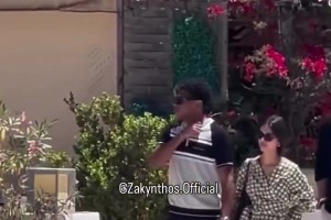 恋情曝光？亚马尔希腊度假，与20岁新绯闻女友牵手逛街被拍相关视频