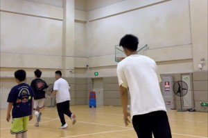 小孩哥：家人们，你们觉得我刚刚没跳一下是不是给他脸了？相关视频